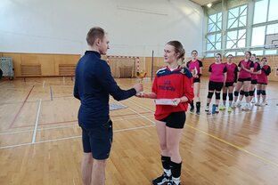 Zväčšiť fotografiu - Volejbal okresné kolo dievčatá