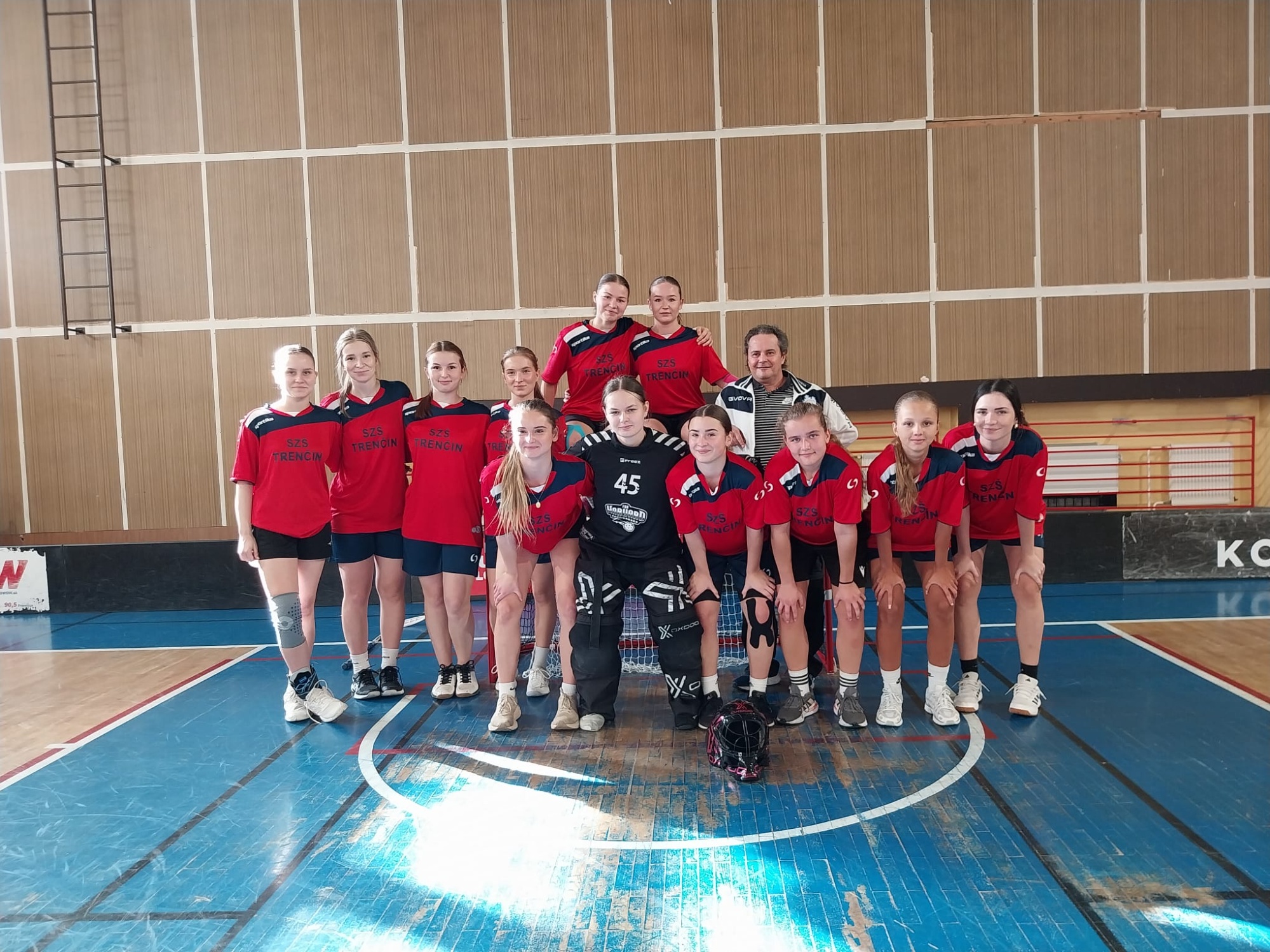 Naše florbalistky vo finále krajského turnaja